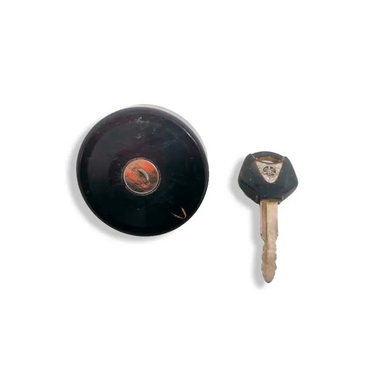 [140] Tapón de gasolina con llave
